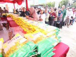 Kapolda & Pangdam Kaltim Turun Langsung Bagi-Bagi Beras Murah, Warga Antusias